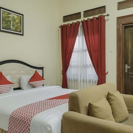 Oyo 804 Ndalem Maharani Guest House Yogyakarta Kültér fotó