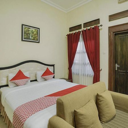 Oyo 804 Ndalem Maharani Guest House Yogyakarta Kültér fotó