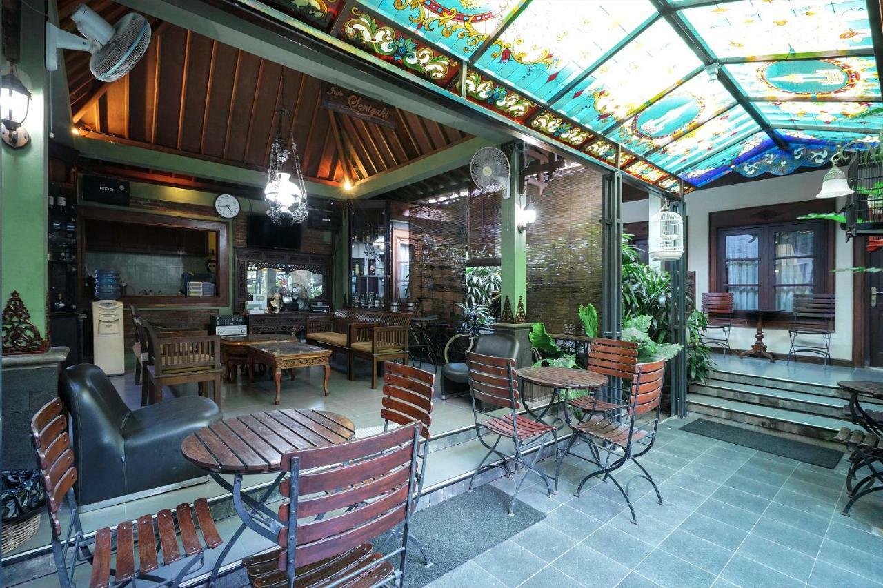 Oyo 804 Ndalem Maharani Guest House Yogyakarta Kültér fotó