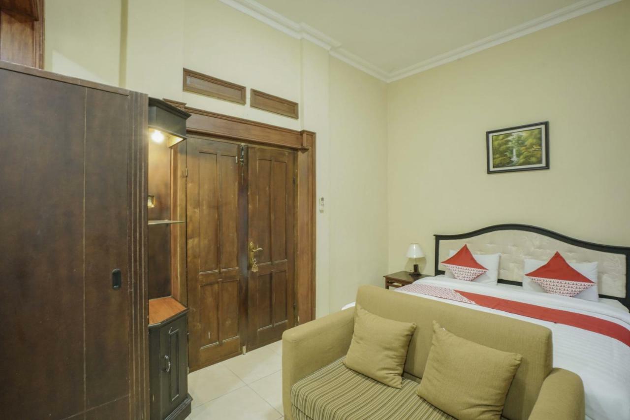 Oyo 804 Ndalem Maharani Guest House Yogyakarta Kültér fotó