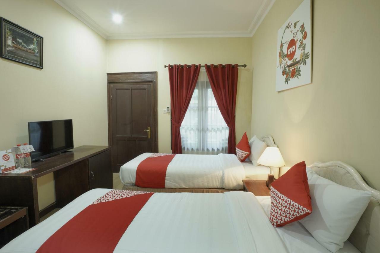 Oyo 804 Ndalem Maharani Guest House Yogyakarta Kültér fotó